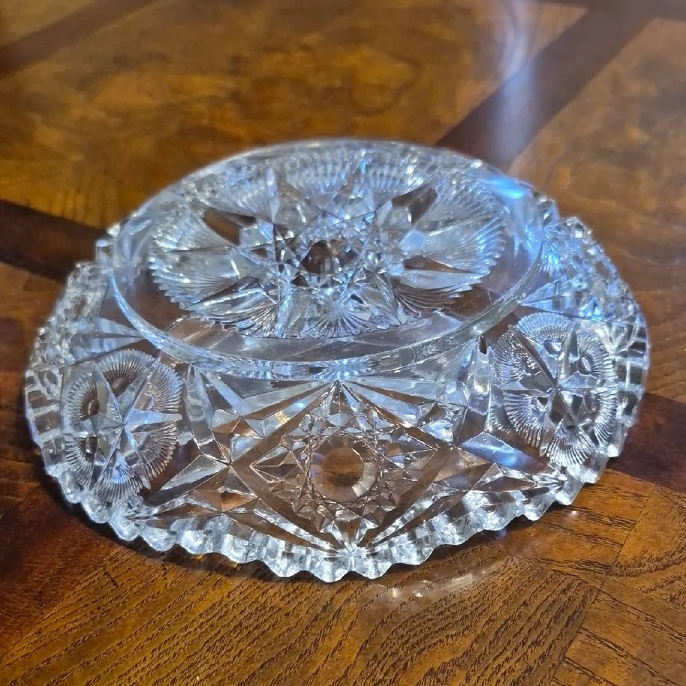 Elegant Crystal Cut Glass Bowl - Picture 4 of 7